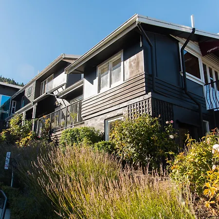 Queenstown House Bed & Breakfast And Apartments-3